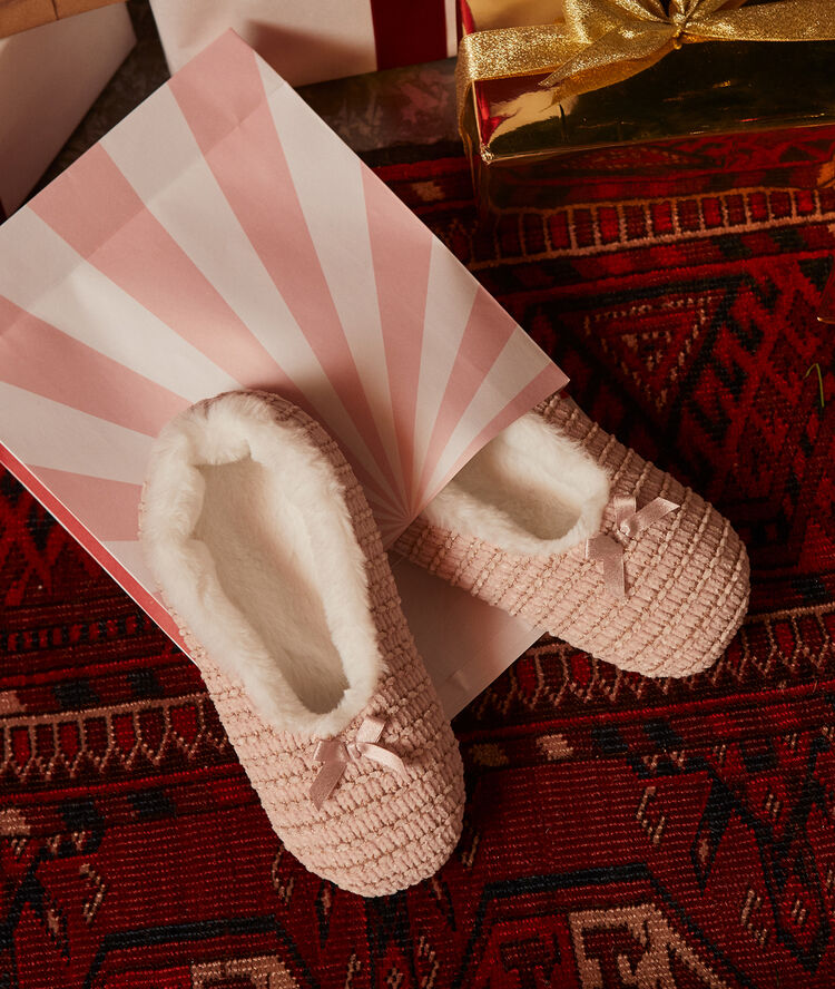 Chaussons fourr&eacute;s rose.