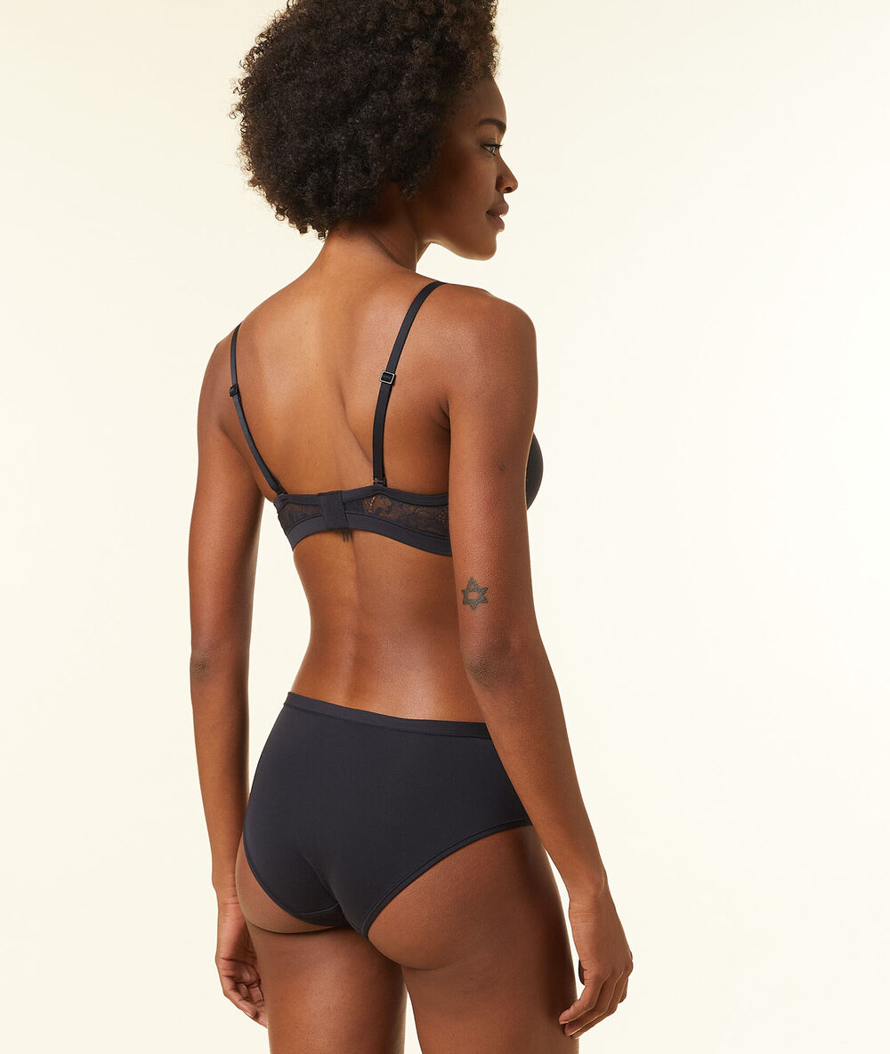 Non wired thin pads bra black.