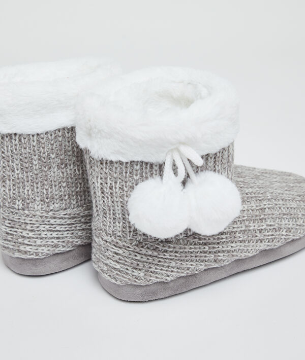Chaussons bottines fourrées à pompons Chaussons bottines fourrées à pompons