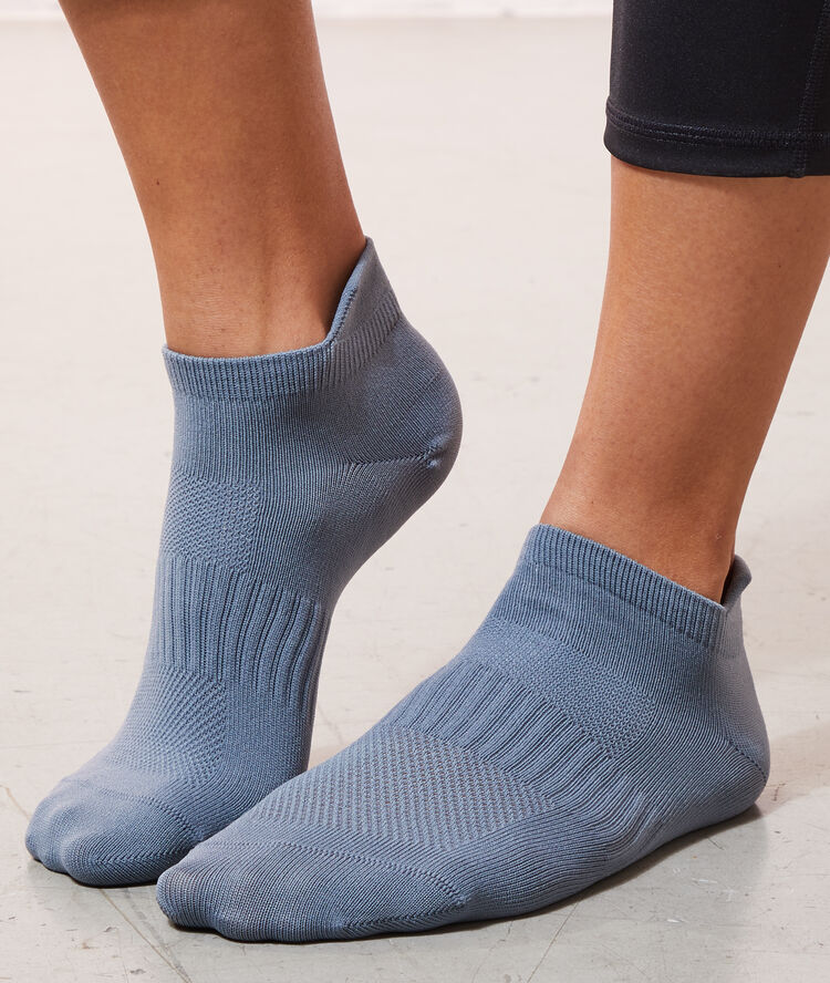 Chaussettes de sport gris.