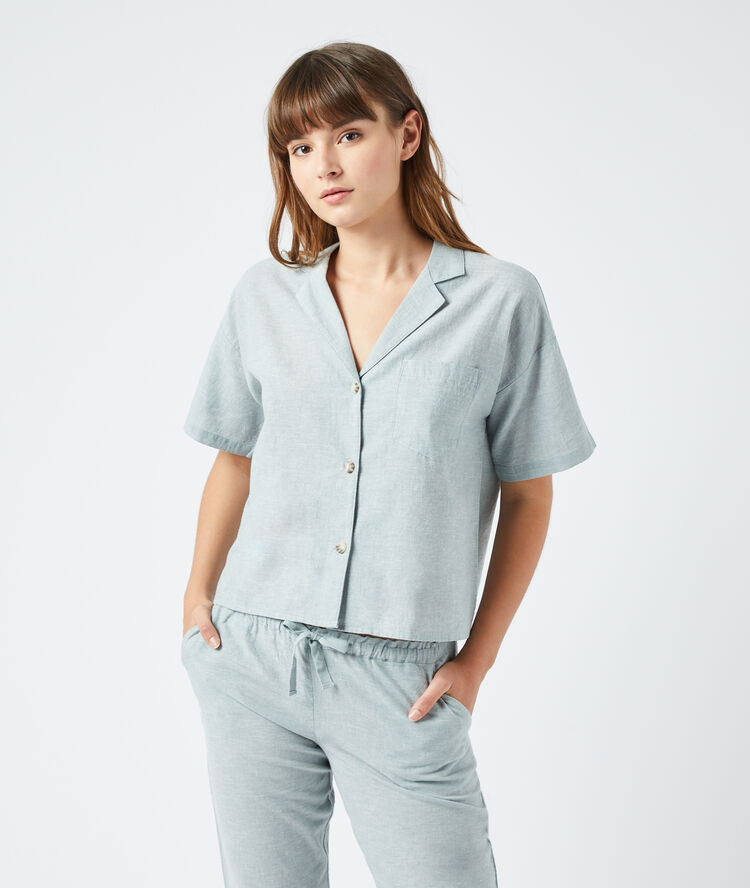 Chemise de pyjama celadon.