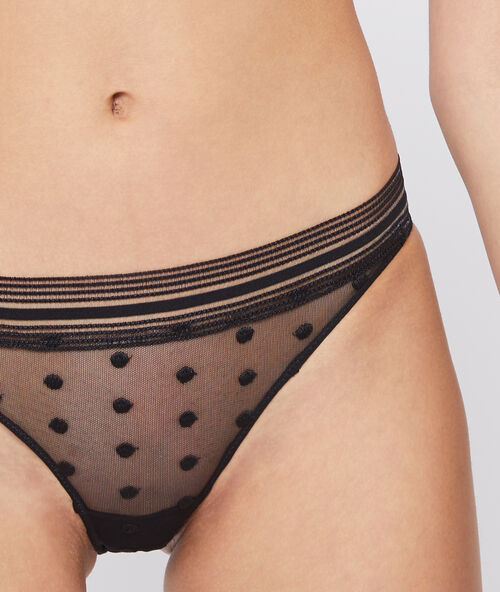 Slip en tulle à pois noir.