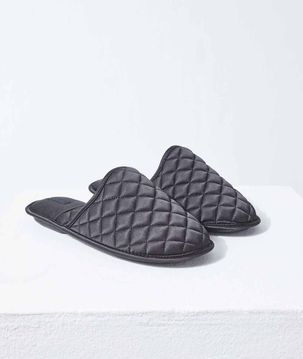 Zapatillas tejido acolchado negro.