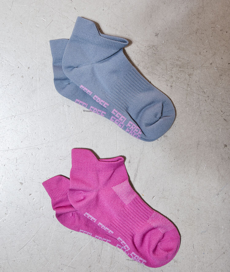 Chaussettes de sport gris.