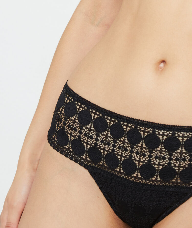 Tanga de encaje negro.