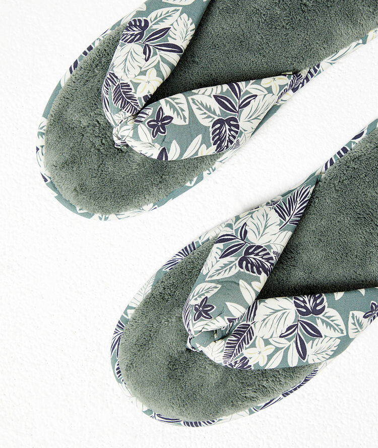 Leaf print flip flops green.