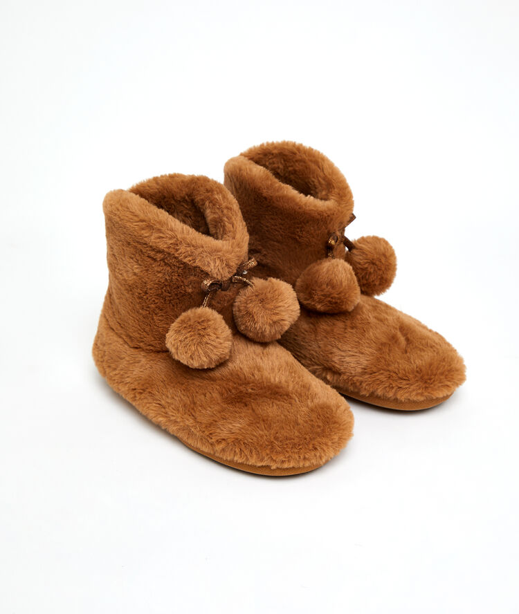 Chaussons bottines &agrave; pompons marron.