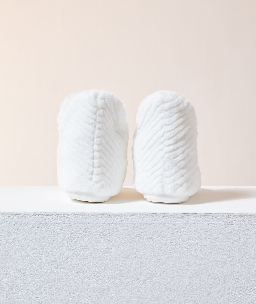 Zapatillas tipo botines crudo.