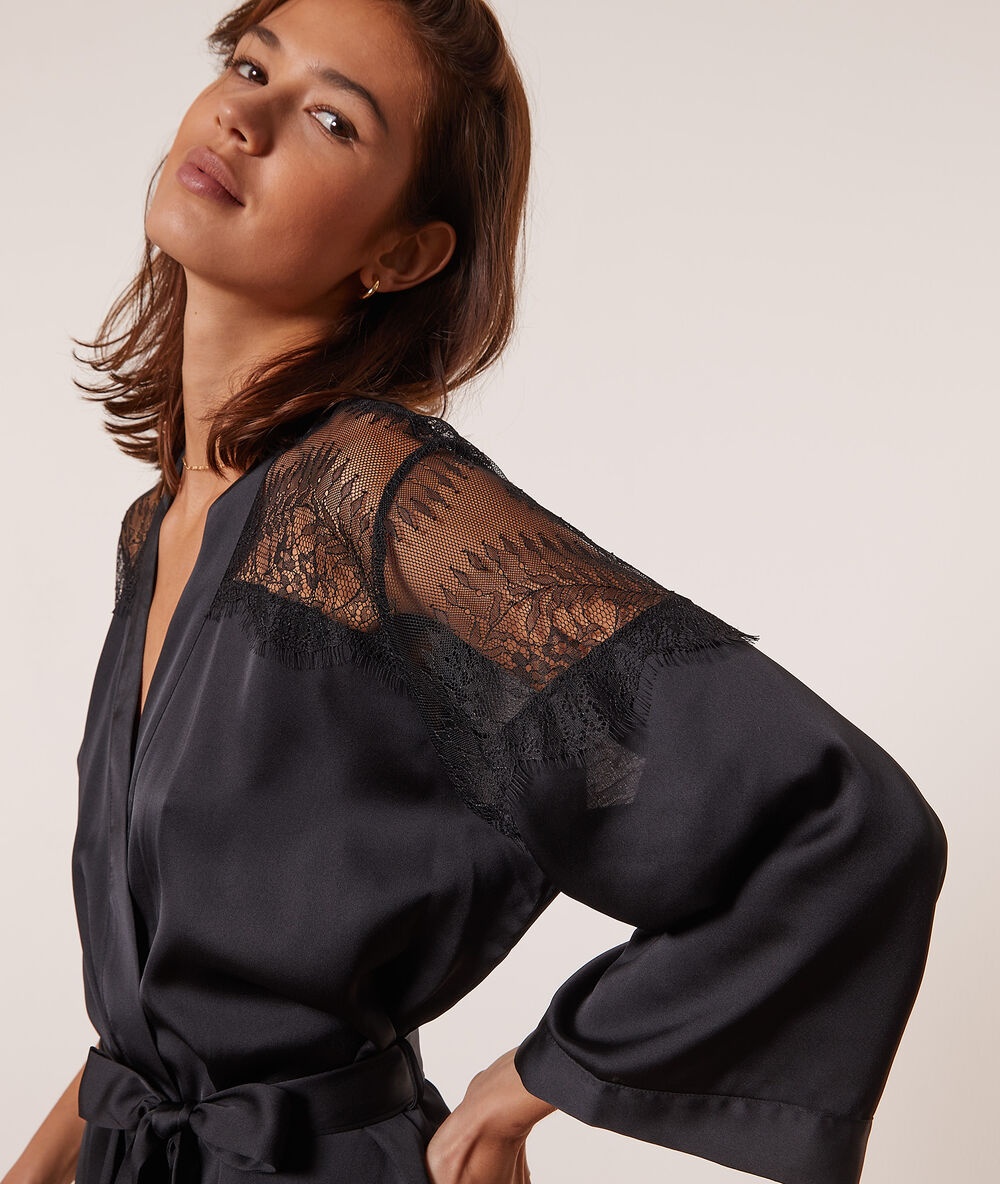 Kimono satiné détails dentelle noir.