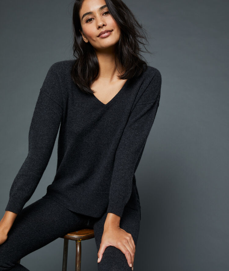 Pull col v en cachemire gris.