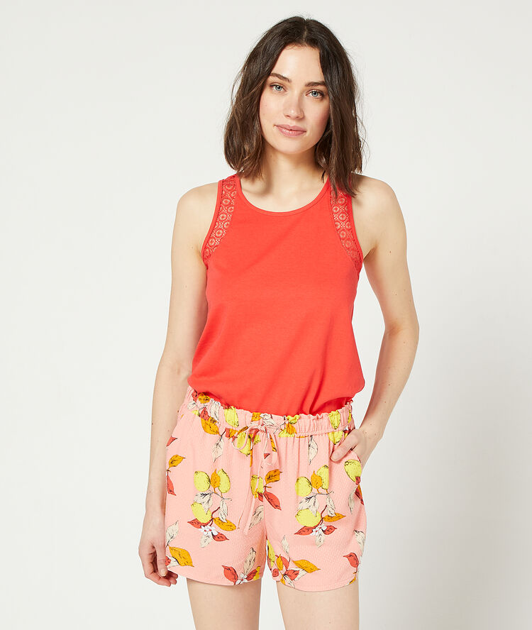 Shorts in a foliage print pink.