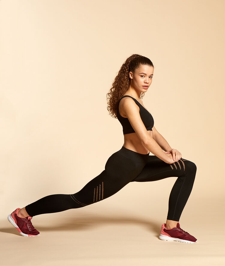 Seamless training bra - medium support black.