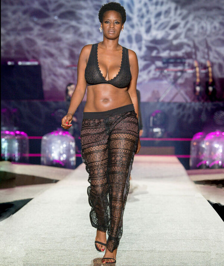 Graphic lace non-wired triangle bra black.