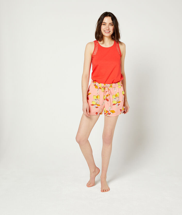 Shorts in a foliage print pink.
