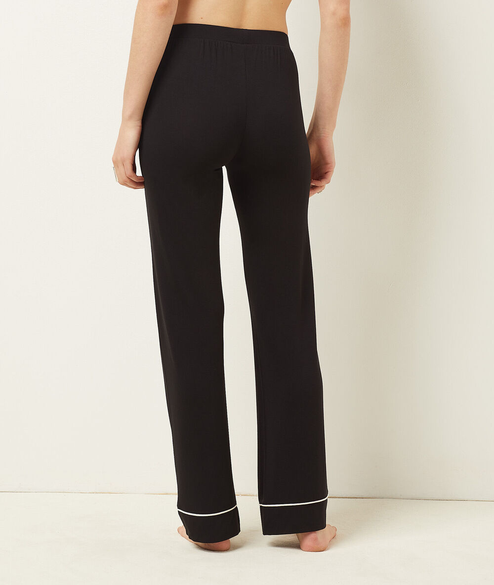 Pantalon de pyjama noir.