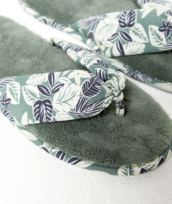 Leaf print flip flops;${refinementColor}