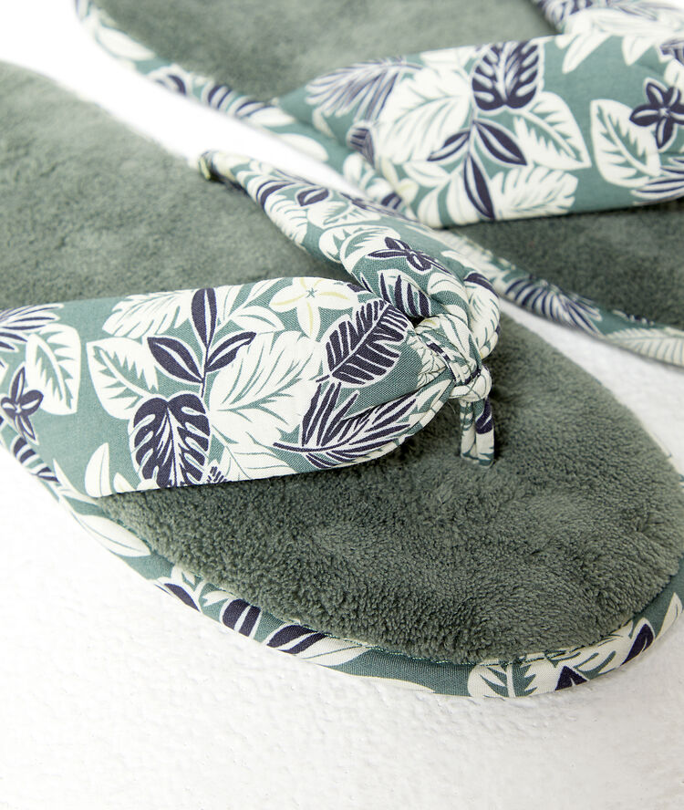 Leaf print flip flops green.