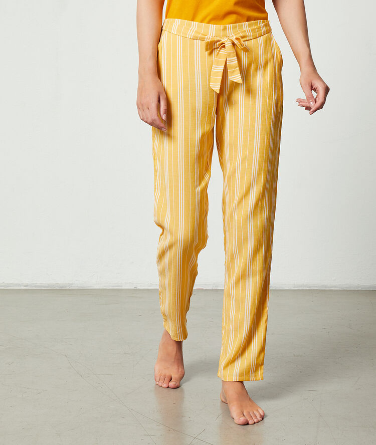 Pantalon &agrave; rayures ocre.