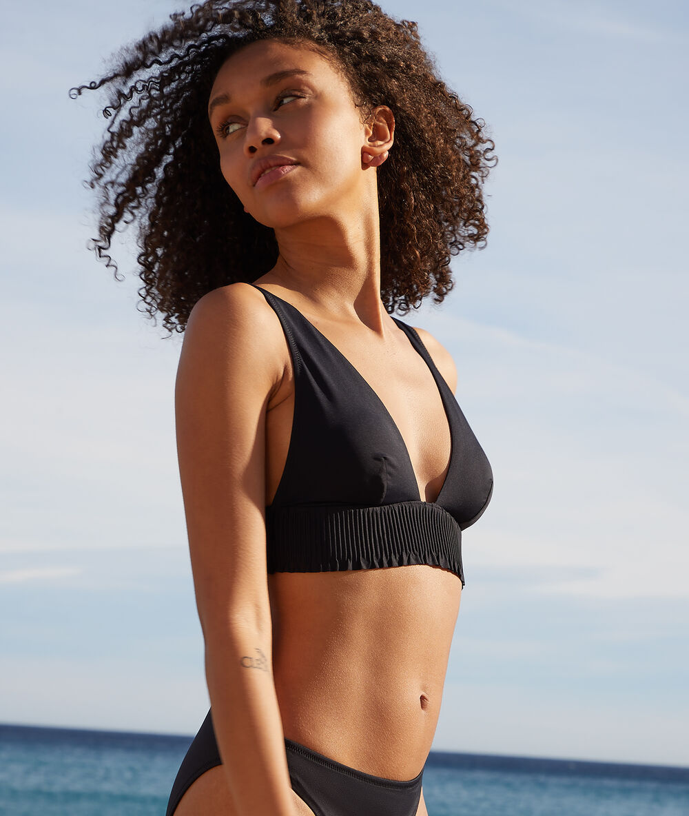 Triangle bikini top, removable pads black.