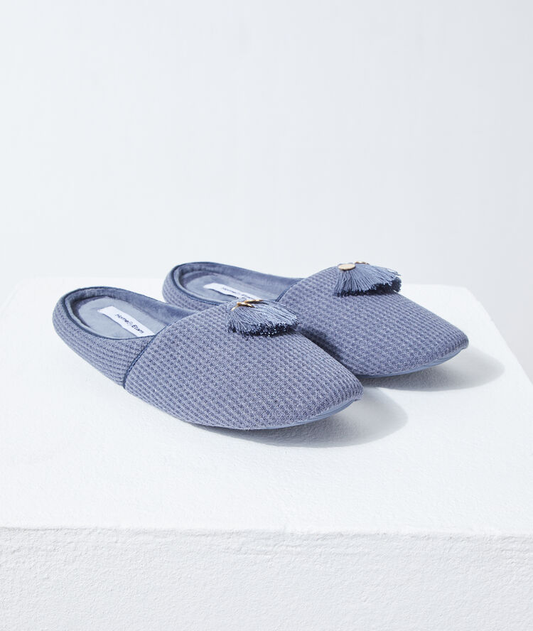 Chaussons mules &agrave; pompons indigo.