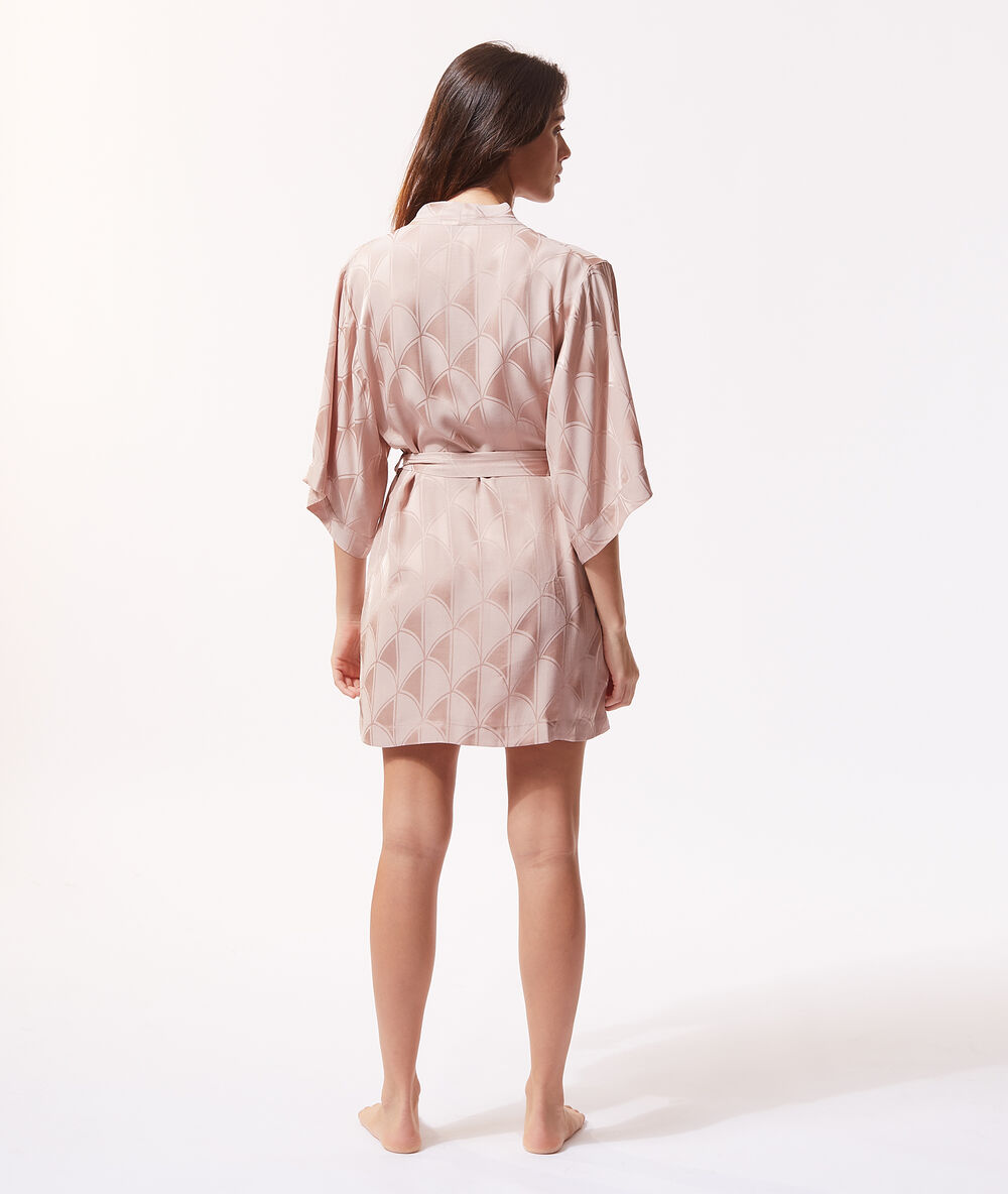 D&eacute;shabill&eacute; satin&eacute; en tissu jacquard rose poudre.