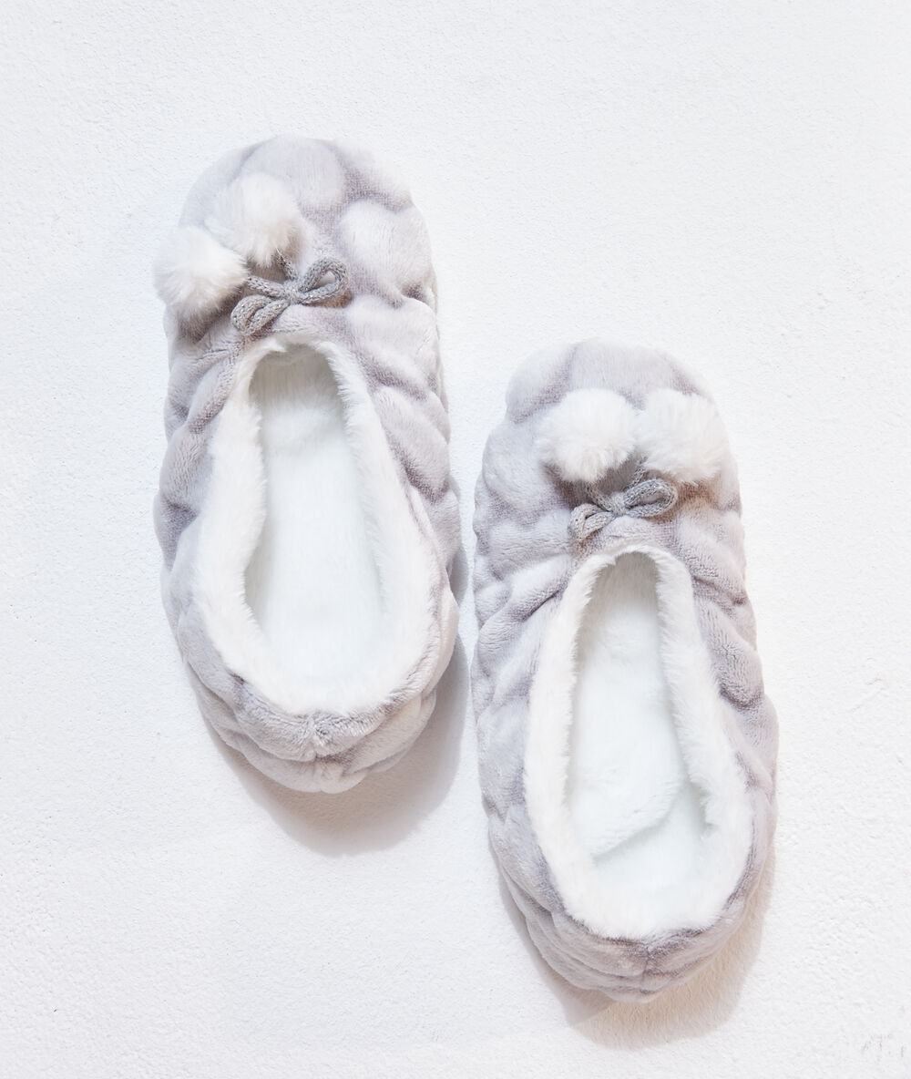 Chaussons ballerine motifs coeur gris.