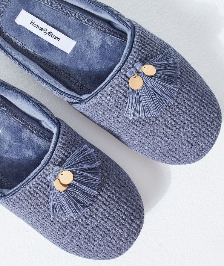 Chaussons mules &agrave; pompons indigo.
