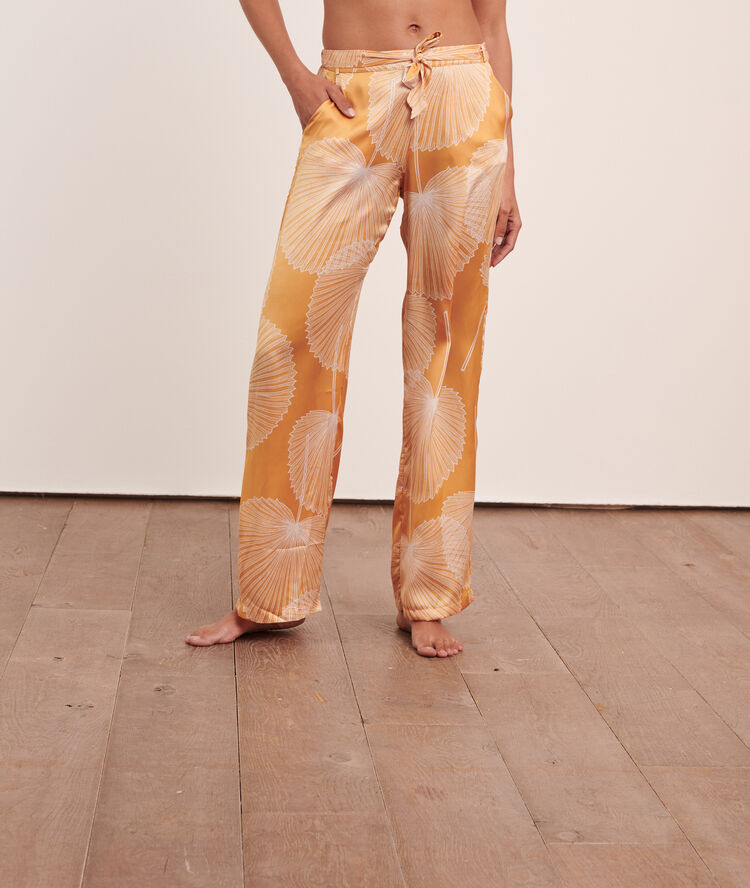 Pantalon satin&eacute; imprim&eacute; jaune vif.