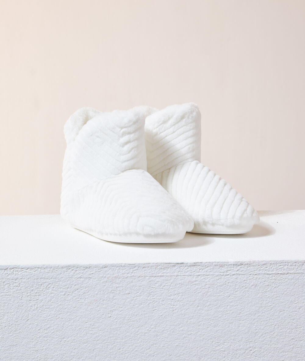 Zapatillas tipo botines crudo.