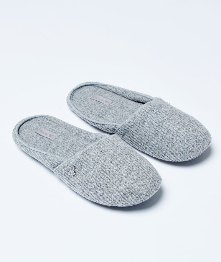 Chaussons gris.