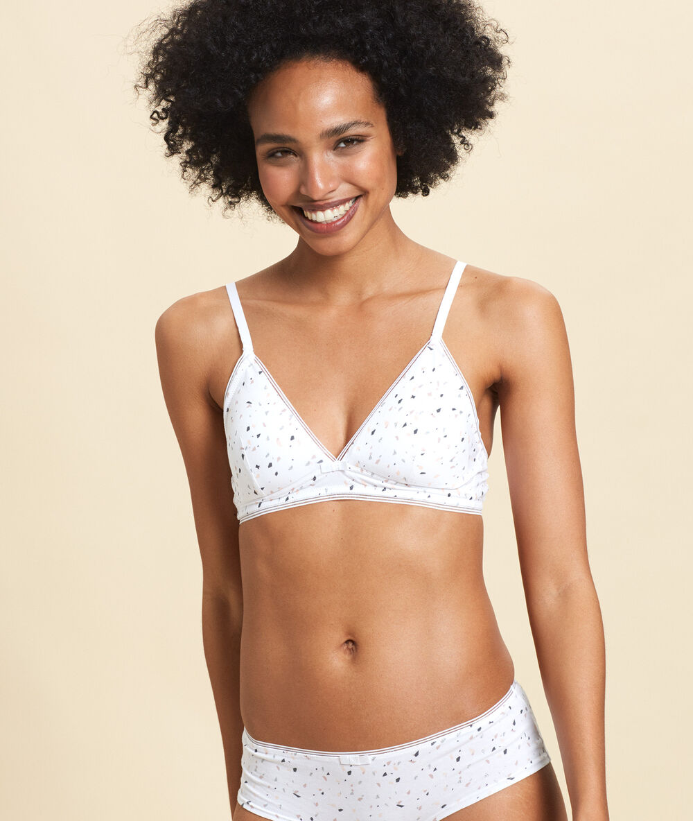 Non wired triangle bra, removable pads white.