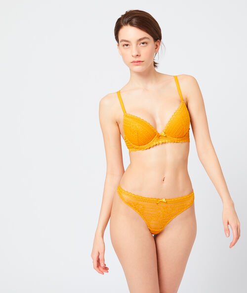 Soutien-gorge n&deg;2 - push-up plongeant en dentelle ocre.