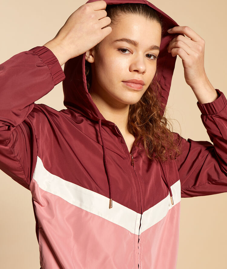 Veste de training bordeaux grenat.