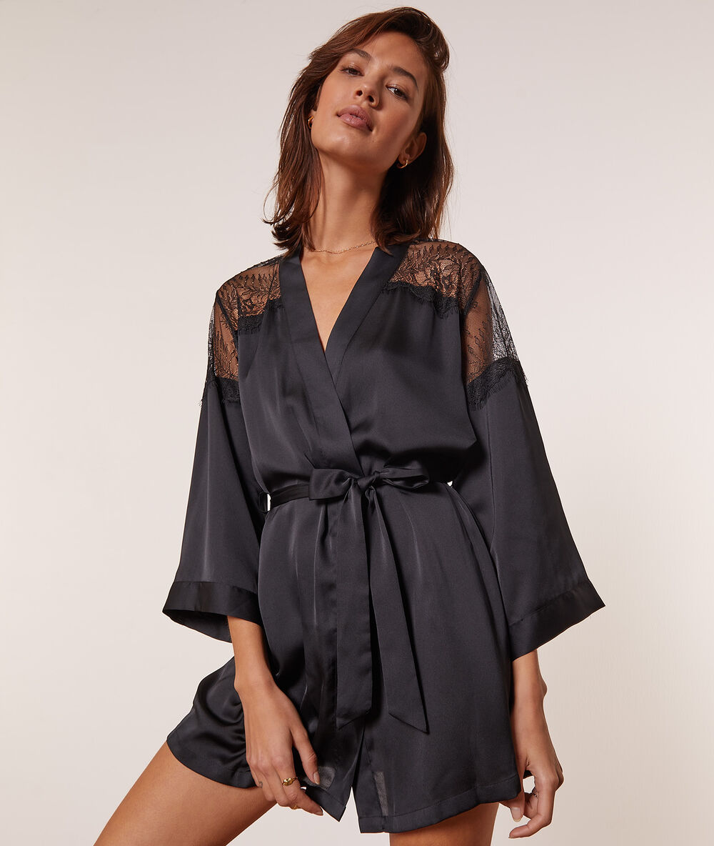 Kimono satiné détails dentelle noir.