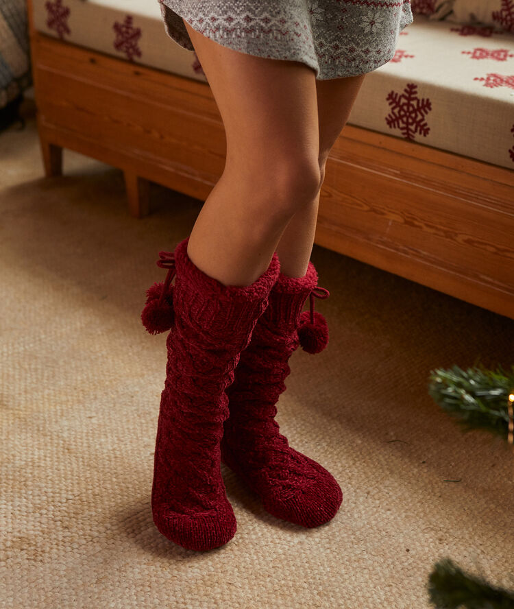 Chaussettes hautes &agrave; pompons rouge.