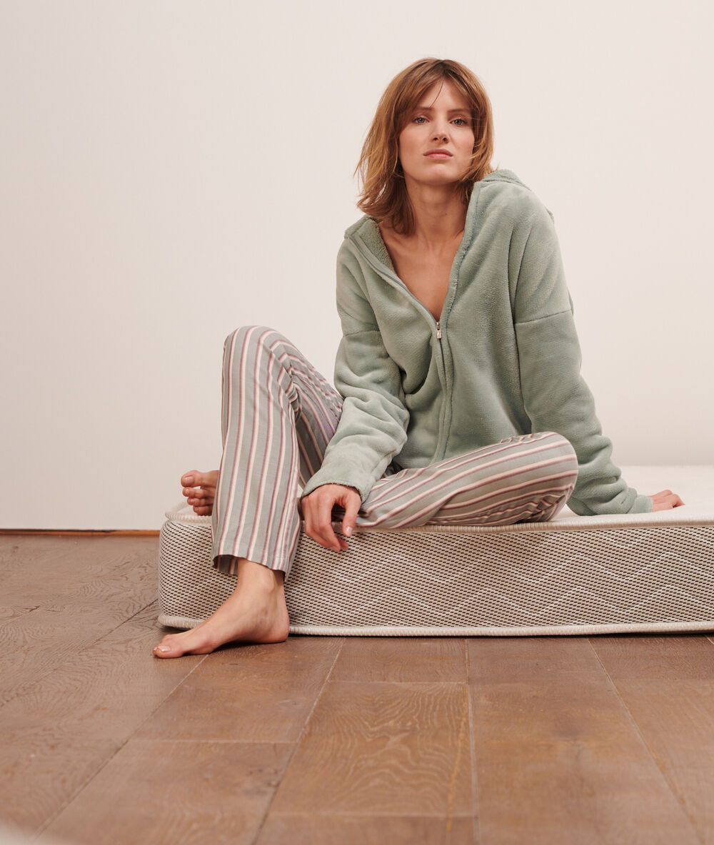 Chaqueta forro polar con capucha verde.