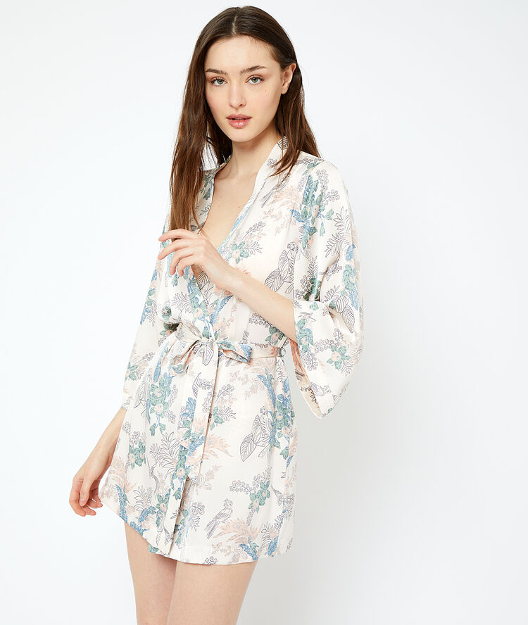 Kimono in a foliage print print agst white background.