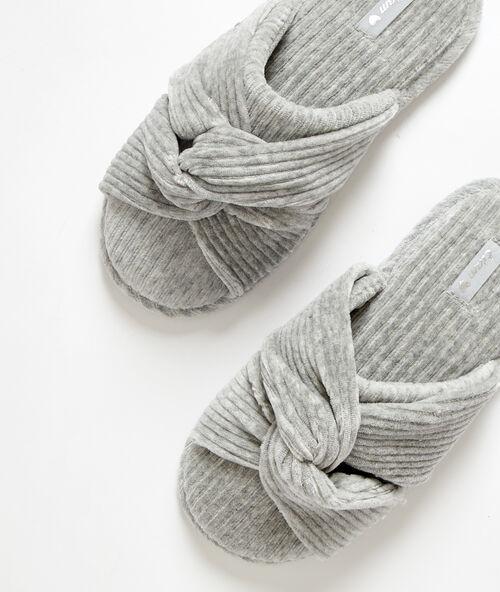Mules ouvertes torsad&eacute;es gris clair.