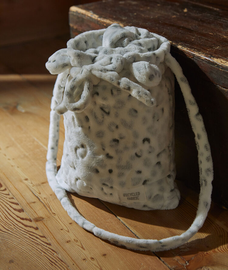 Plaid et pochon "panth&egrave;re des neiges" blanc.