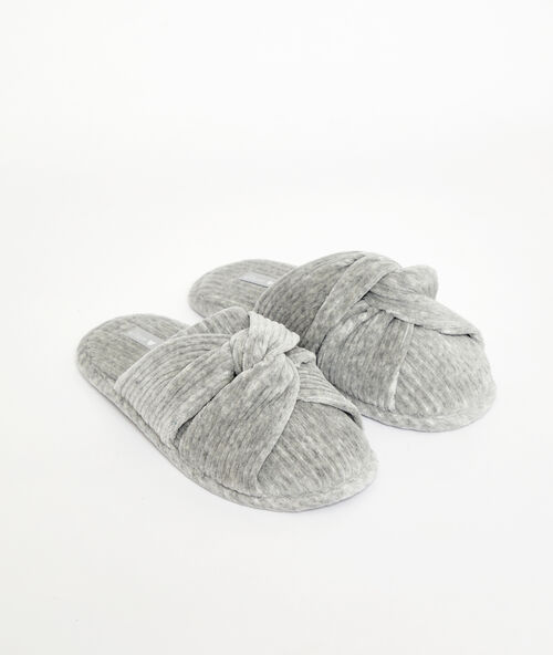 Mules ouvertes torsad&eacute;es gris clair.