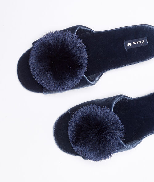 Tongs &agrave; pompons bleu.