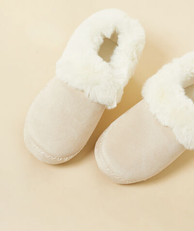 Mule slippers with furry lining;${refinementColor}