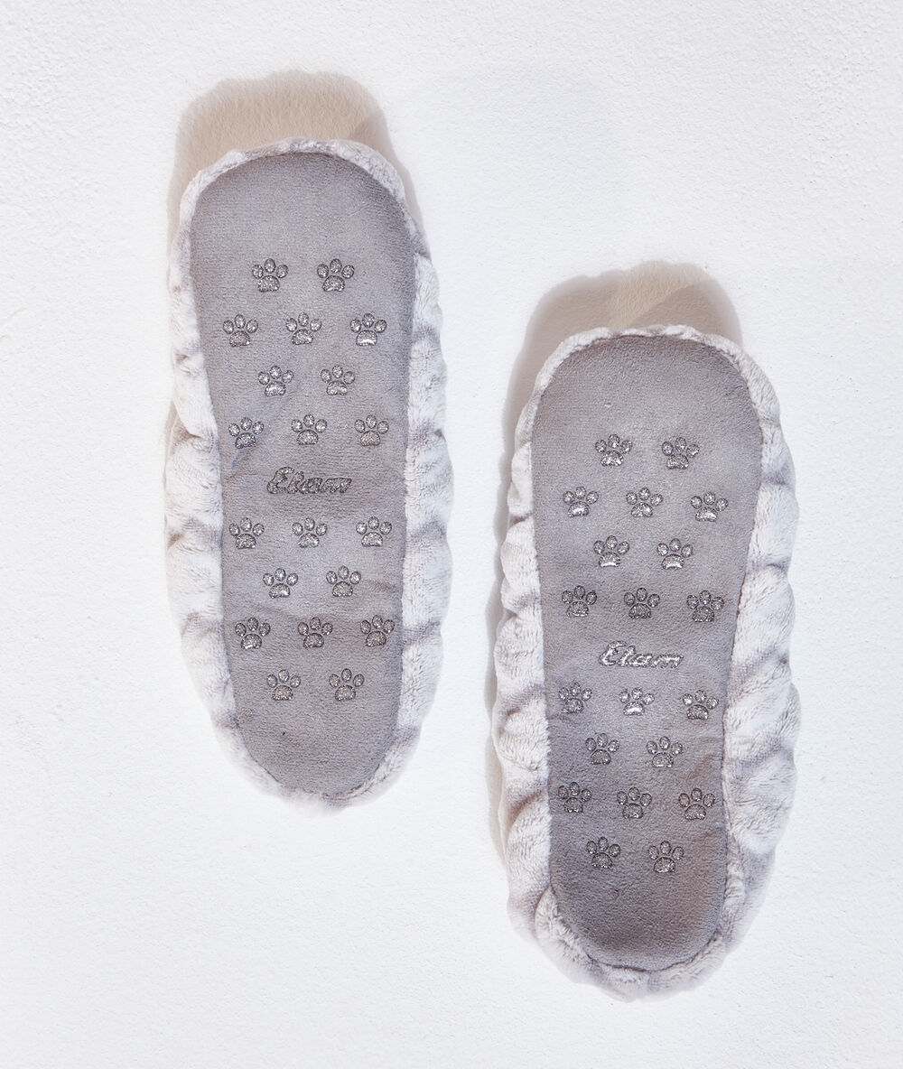 Chaussons ballerine motifs coeur gris.