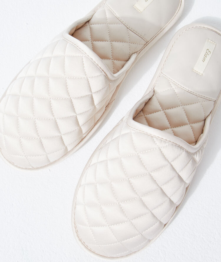 Chaussons mules matelass&eacute;es beige.