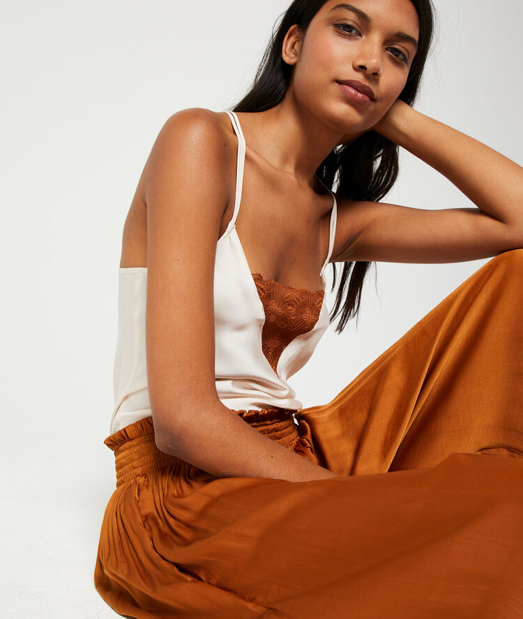 Lace trim neckline top  off-white.