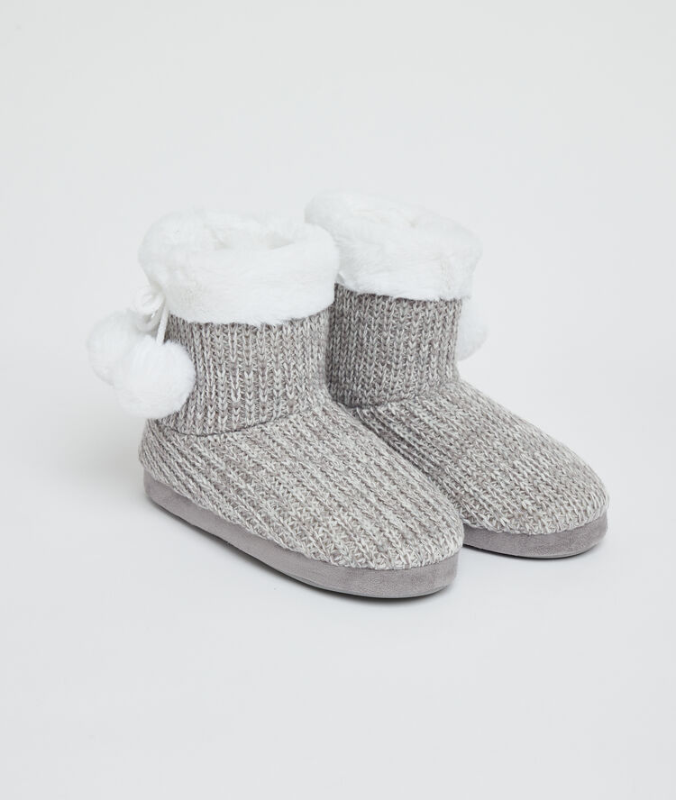 Chaussons bottines fourrées à pompons gris clair.