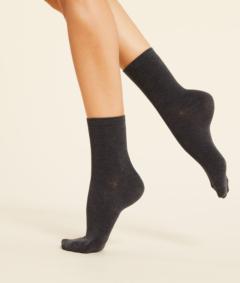 2 Pairs Of Socks;${refinementColor}