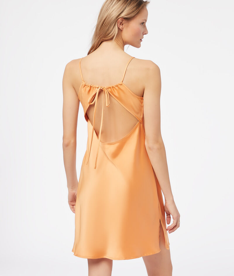 Backless chemise;${refinementColor}