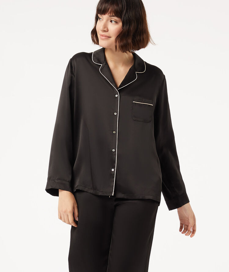 Chemise de pyjama en soie noir.
