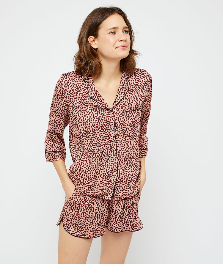 Chemise de pyjama imprim&eacute;e rose.